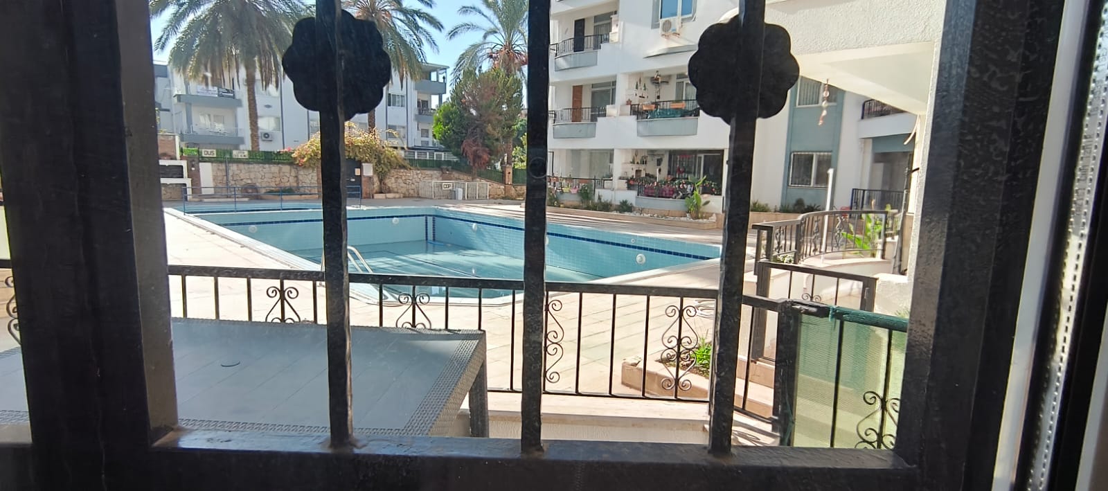 Didim Yasmin Sitesi’nde Havuz Başı 3+1 Eşyalı Kiralık Daire